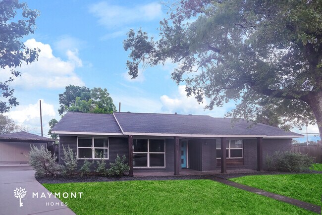 5151 Kingfisher Dr in Houston, TX - Building Photo - Building Photo