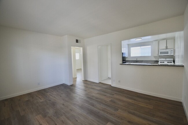 4565 Hazeltine Ave, Unit 206 in Los Angeles, CA - Building Photo - Building Photo