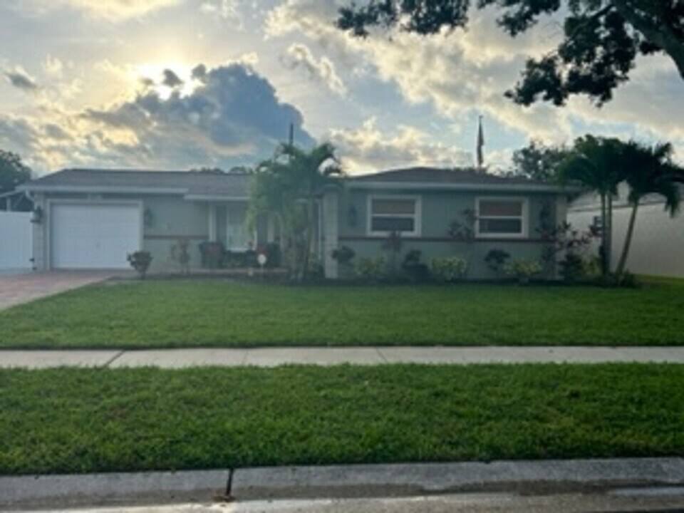 6871 22nd St N in St. Petersburg, FL - Building Photo