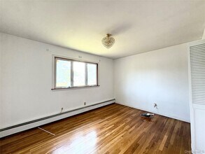 3 Flower Ln in Glen Cove, NY - Building Photo - Building Photo