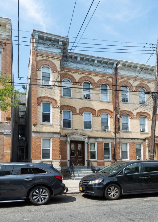 1819 Woodbine St in Ridgewood, NY - Building Photo