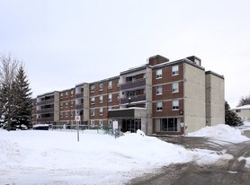 200 Holland Ct in Bradford West Gwillimbury, ON - Building Photo