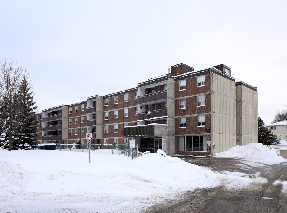 200 Holland Ct in Bradford West Gwillimbury, ON - Building Photo