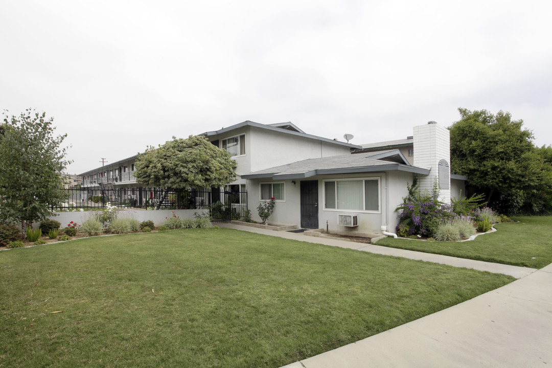 Futuresque Manor in West Covina, CA - Building Photo