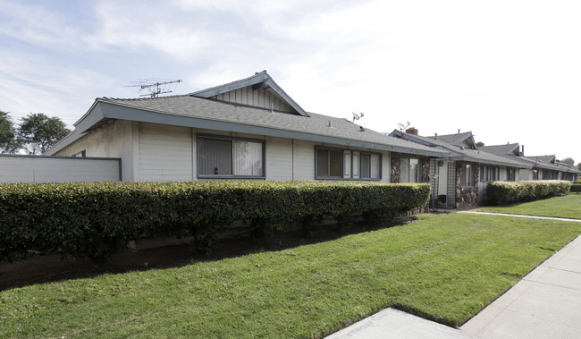 1413 E Chapman Ave in Fullerton, CA - Building Photo - Building Photo