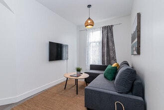 4010 Rue Hochelaga in Montréal, QC - Building Photo - Building Photo