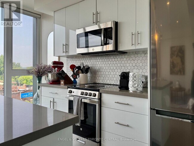 1555 Bloor St W in Toronto, ON - Building Photo - Building Photo