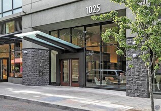 1025 NW Couch St in Portland, OR - Building Photo - Building Photo