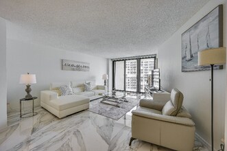 320 Seaview Ct in Marco Island, FL - Foto de edificio - Building Photo