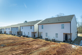 653-699 Neighborhood Rd in Wellford, SC - Building Photo - Building Photo