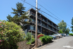 Hilltop House Apartments in Portland, OR - Building Photo