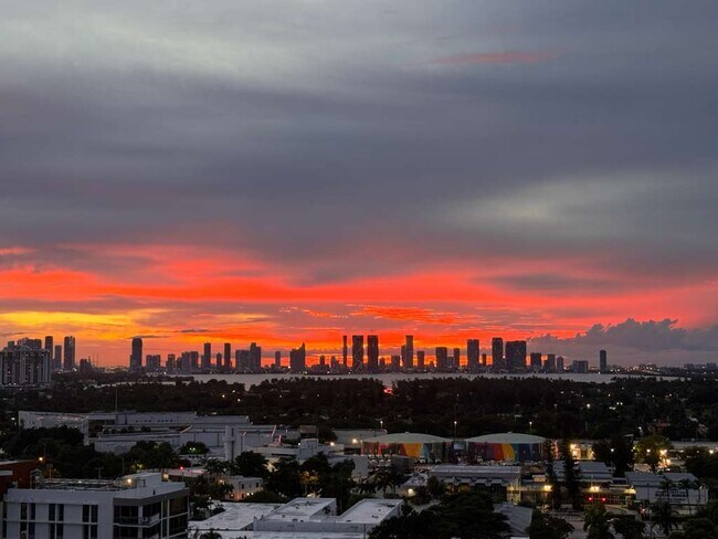 2401 Collins Ave, Unit 1807 in Miami Beach, FL - Building Photo - Building Photo