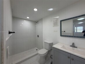 13685 NE 10th Ave, Unit 304 in North Miami, FL - Foto de edificio - Building Photo