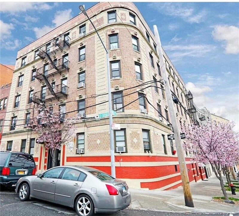 883 E 165th St in Bronx, NY - Building Photo
