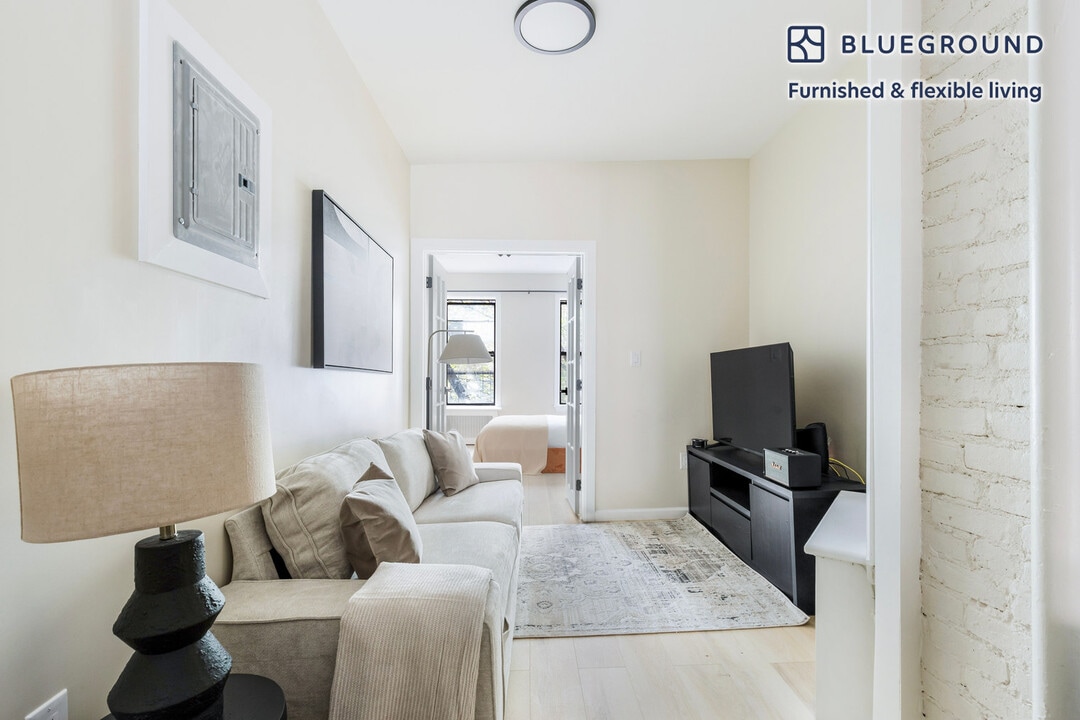 251 W 18th St in New York, NY - Building Photo