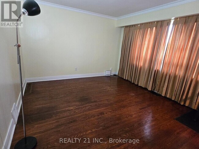 30 Ordway Rd in Toronto, ON - Building Photo - Building Photo