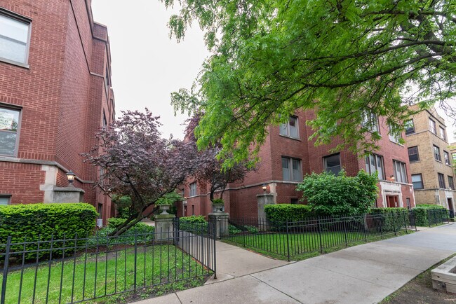 property at 1325 W Addison St