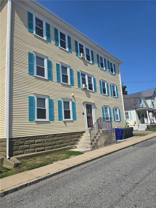 59 Court St in Bristol, RI - Building Photo