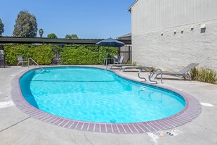 Cedar Apartments in Clovis, CA - Building Photo