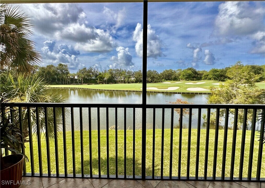 11021 Corsia Trieste Way in Bonita Springs, FL - Foto de edificio