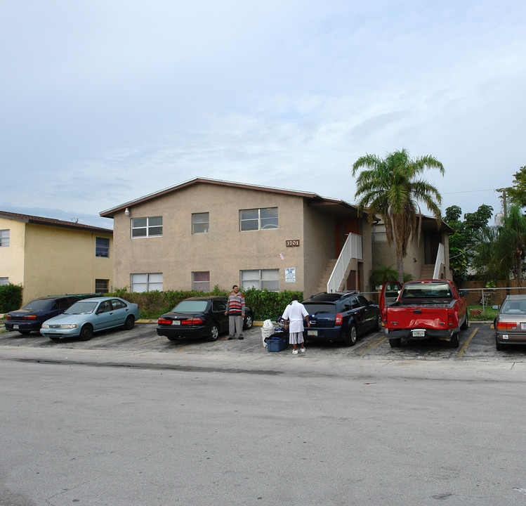 3681-3701 SW 60th Ave in Fort Lauderdale, FL - Building Photo