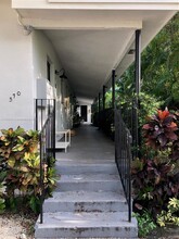 570 NE 69th St in Miami, FL - Foto de edificio - Building Photo