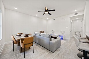 9129 Brandon St in Houston, TX - Building Photo