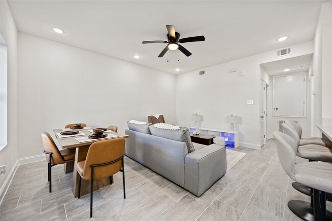 9129 Brandon St in Houston, TX - Building Photo - Building Photo