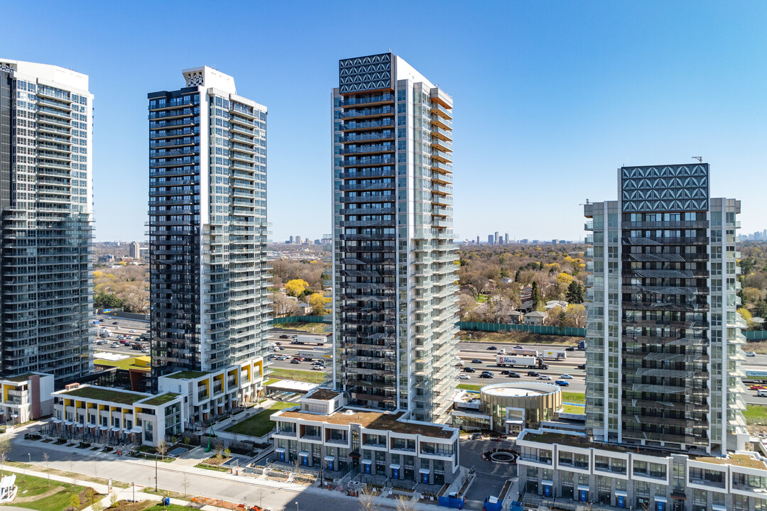 Saisons in Toronto, ON - Building Photo