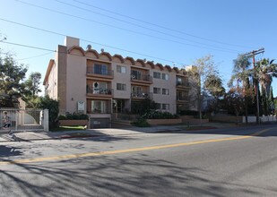 5068 Franklin Ave in Los Angeles, CA - Foto de edificio - Building Photo