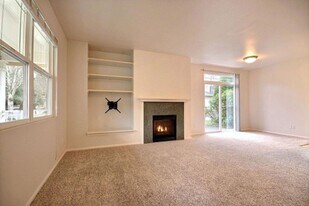 542 241st Ln SE in Sammamish, WA - Building Photo