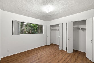 Hacienda Apartments in Los Angeles, CA - Foto de edificio - Building Photo
