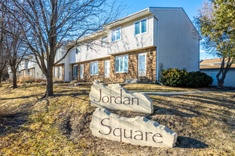 Jordan Square Townhomes & Condominiums in West Des Moines, IA - Foto de edificio - Building Photo