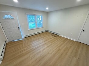 98 E Market St in Hyde Park, NY - Building Photo - Building Photo