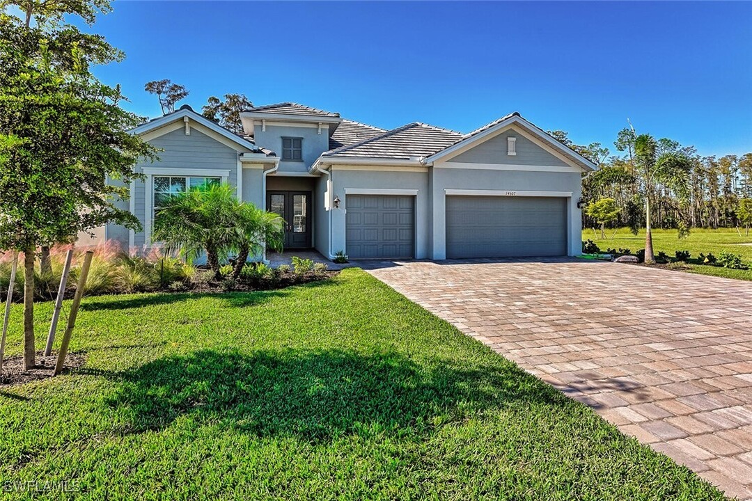 14607 Blue Bay Cir in Miromar Lakes, FL - Foto de edificio