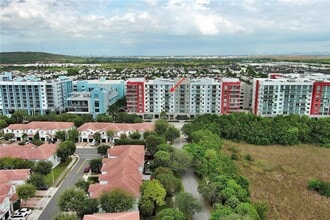 7875 NW 107th Ave in Doral, FL - Building Photo - Building Photo