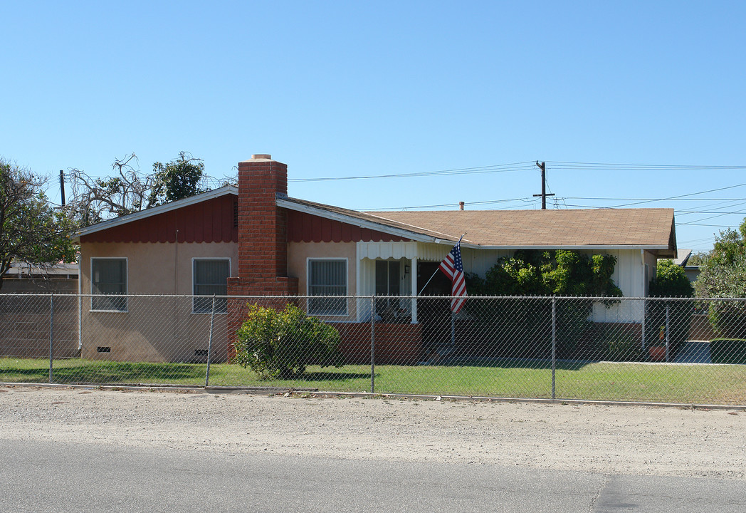 676-688 E Collins St in Oxnard, CA - Building Photo