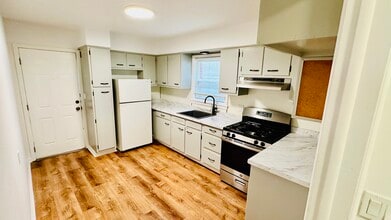 108 W Bridge St, Unit Apt A in Morrisville, PA - Foto de edificio - Building Photo