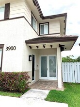 3900 SW 69th Ave in Miami, FL - Building Photo - Building Photo