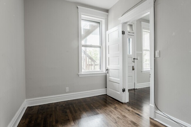 2523 N California Ave, Unit g in Chicago, IL - Building Photo - Building Photo