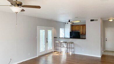 538 Wilcrest Dr in Houston, TX - Building Photo - Building Photo