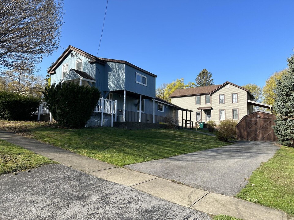 111 Erie St in Oswego, NY - Building Photo