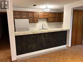 1402 Kingston Rd in Toronto, ON - Building Photo