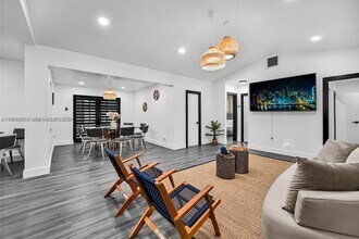 7335 SW 104th St in Kendall, FL - Foto de edificio - Building Photo