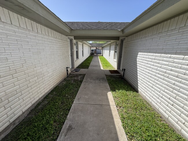 1806 Tierra Dulce Dr, Unit 4 in Edinburg, TX - Building Photo - Building Photo