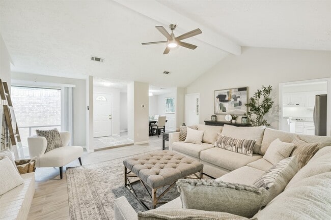 12415 Pantano Drive in Houston, TX - Foto de edificio - Building Photo