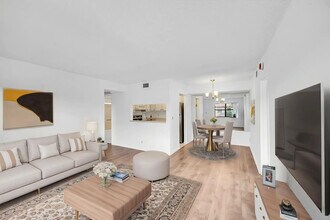 7226 Golf Colony Ct in Greenacres, FL - Building Photo - Building Photo