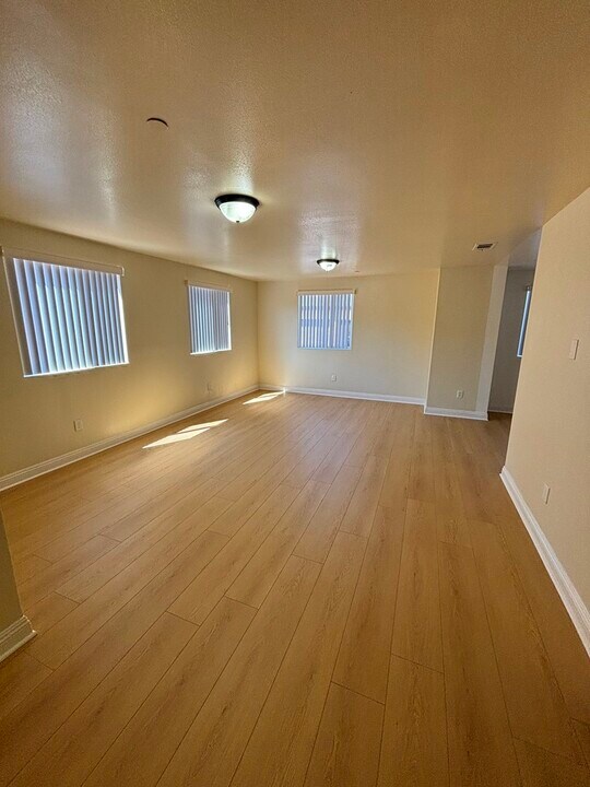 314 E 120th St in Los Angeles, CA - Building Photo