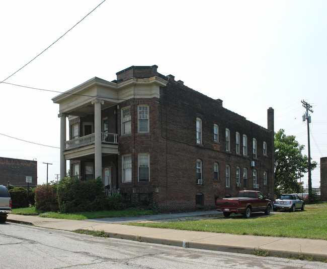 1910 E 57th St in Cleveland, OH - Foto de edificio - Building Photo