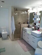 546 NE 199th Ln in Miami, FL - Foto de edificio - Building Photo